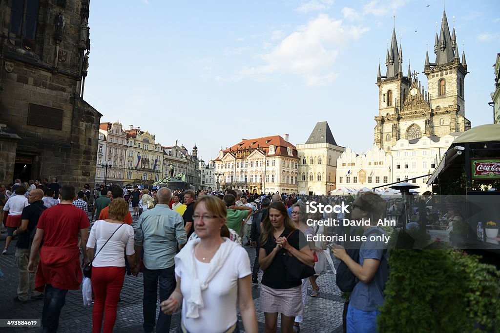 Turistas na Praça da Cidade Velha de Praga - Foto de stock de Arquitetura royalty-free