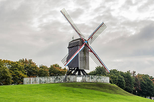 brujas-antiguo molino de viento - belgium bruges windmill europe fotografías e imágenes de stock