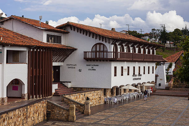 guatavita, colômbia-restaurante no o quadrado - shingle bank imagens e fotografias de stock