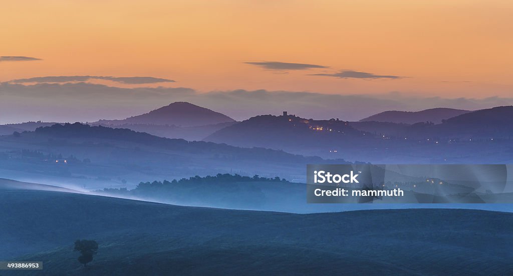 Misty amanecer en Toscana - Foto de stock de Aire libre libre de derechos