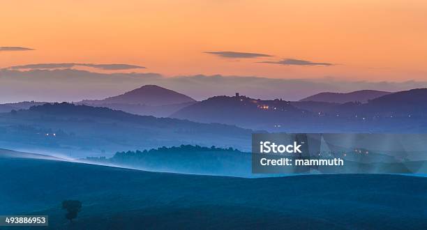 Misty Amanecer En Toscana Foto de stock y más banco de imágenes de Aire libre - Aire libre, Ajardinado, Amanecer