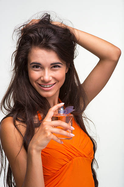 feliz quean é sorridente na camisa cor-de-laranja. - quean imagens e fotografias de stock