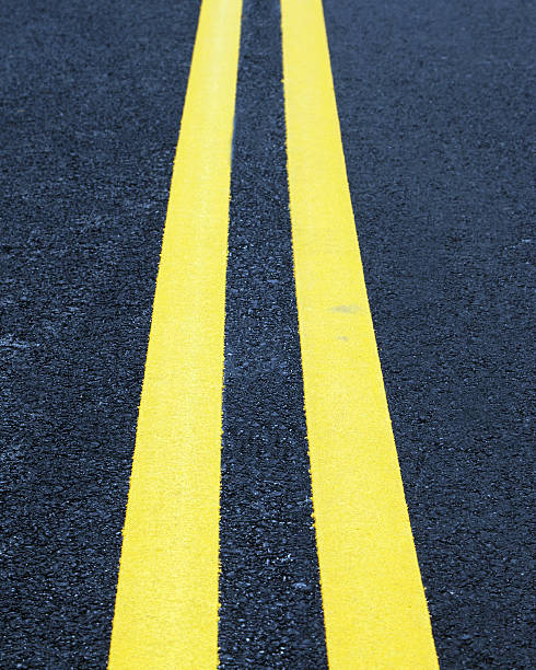 linhas no asfalto roadway amarelo - two lane highway fotos imagens e fotografias de stock
