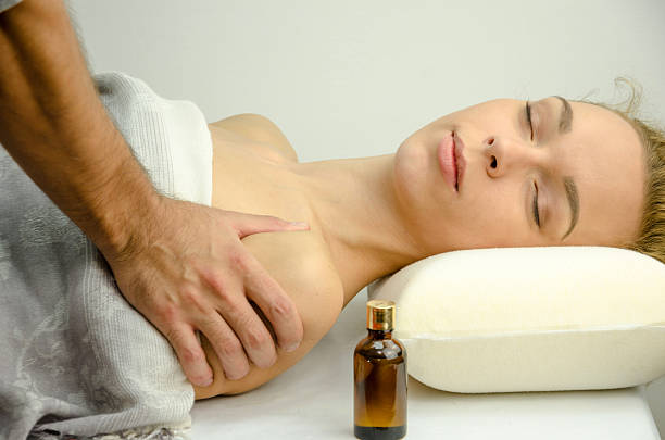 massage énergétique avec l'énergie reiki - reiki alternative therapy massaging women photos et images de collection