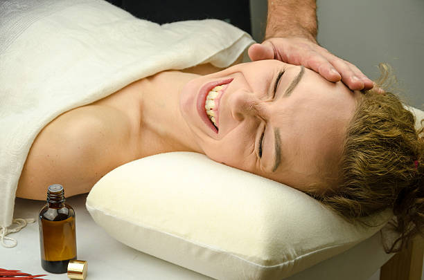 massage énergétique avec l'énergie reiki - reiki alternative therapy massaging women photos et images de collection