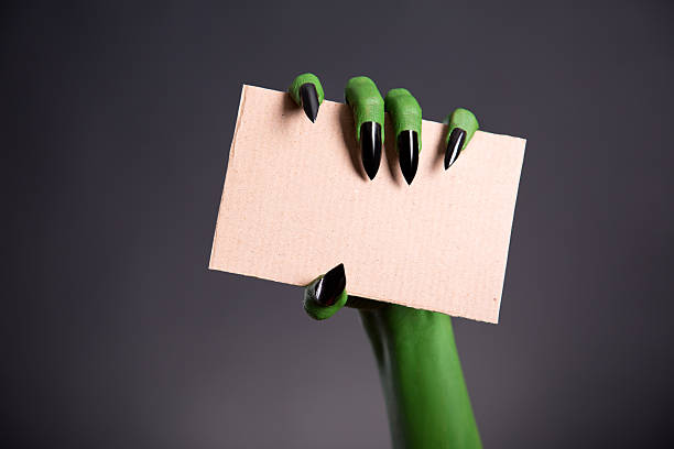 green-monster hand holding leer stück karton - zombie aggression monster indoors stock-fotos und bilder