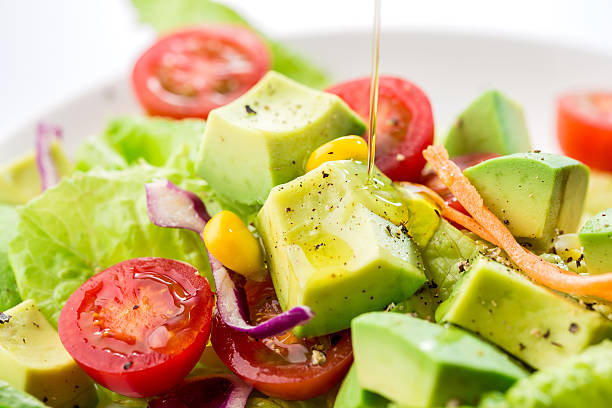 salade d'avocat - moving up fruit close to togetherness photos et images de collection