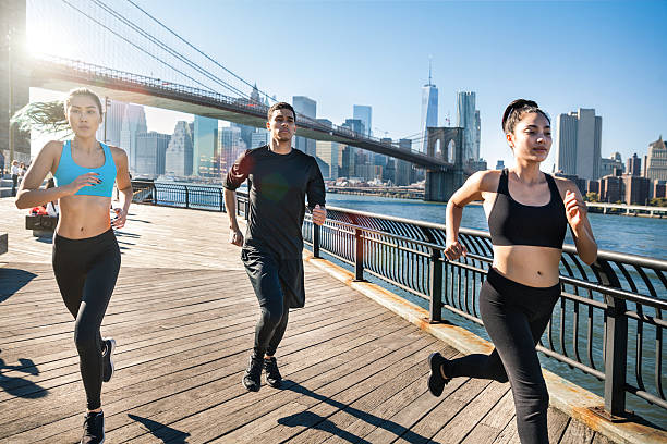 istock Urban runners - New York - Brooklyn Bridge 493909238