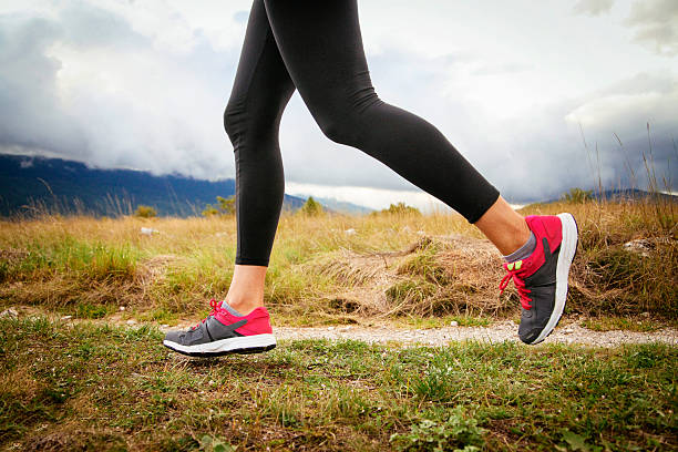 jogging - woman foot stockfoto's en -beelden