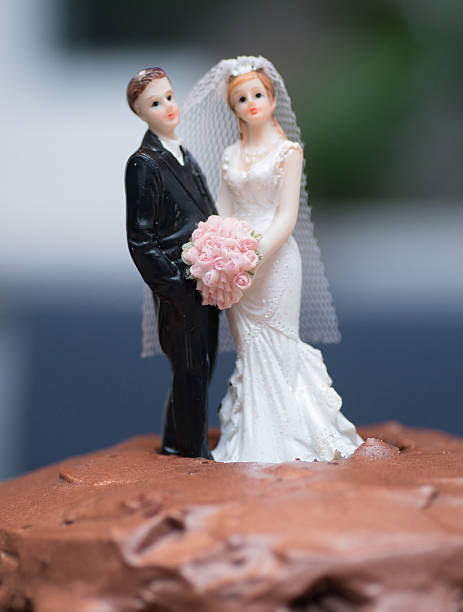 istock newleywed on top of choclate cake 493912444
