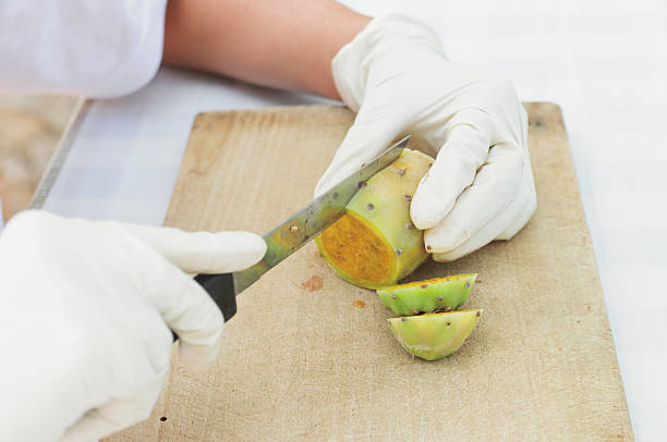 descascando fruta de atum - cactaceous imagens e fotografias de stock