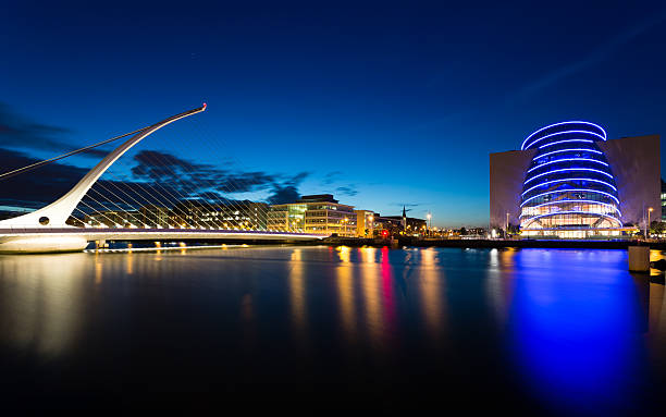 samuel ponte di beckett - dublin ireland samuel beckett bridge bridge night foto e immagini stock