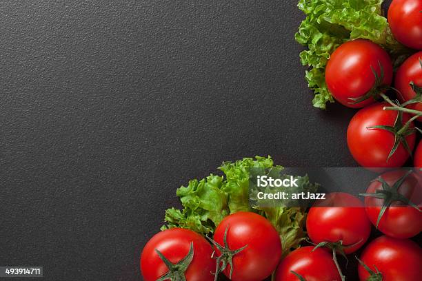 Tomates Rojos Y Ensalada Verde Foto de stock y más banco de imágenes de Agricultura - Agricultura, Aire libre, Ajo