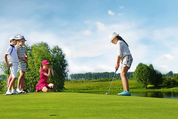 Enfants jouant au golf - Photo