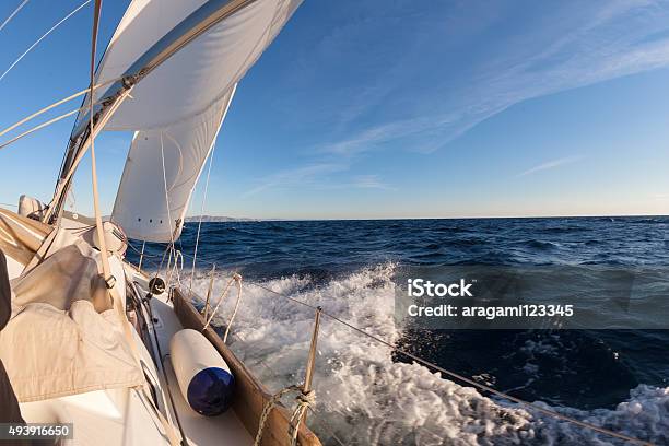 Embarcación Cultivo En El Mar Foto de stock y más banco de imágenes de Velero - Velero, Ola, Carrera