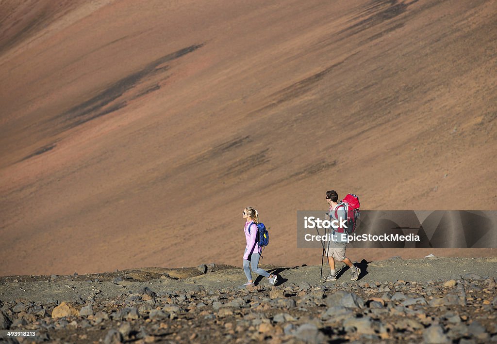 Homme et Femme de randonnée sur le magnifique sentier de montagne - Photo de Activité libre de droits