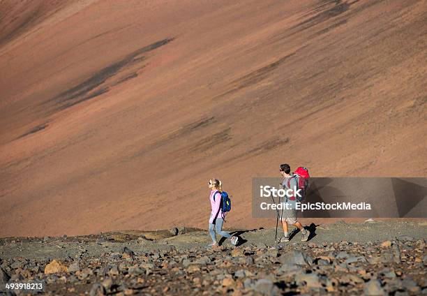 Homem E Mulher Caminhadas Na Bela Montanha Trail - Fotografias de stock e mais imagens de Acampar - Acampar, Adulto, Andar