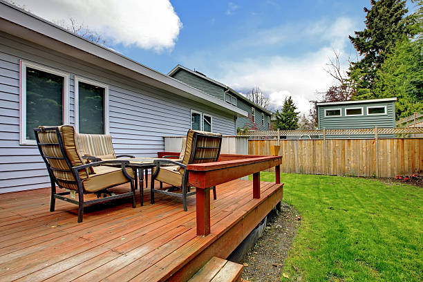 istock Grey small house with simple deck and outdoor chairs. 493918615