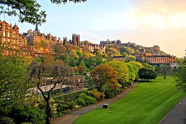 la vieille ville d'édimbourg scène au coucher du soleil - edinburgh scotland castle skyline photos et images de collection