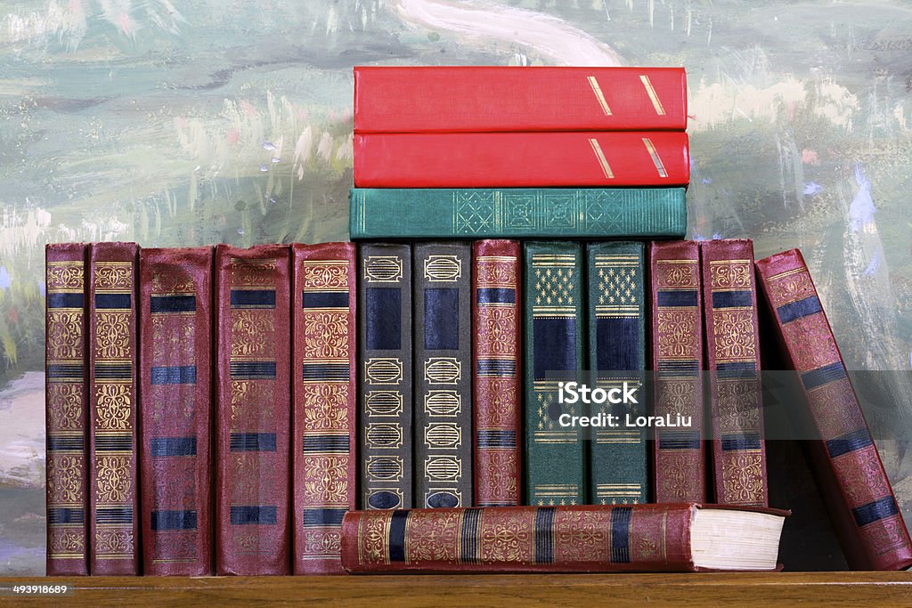 Decorado suntuosamente volúmenes de libros con letras doradas - Foto de stock de Biblioteca libre de derechos