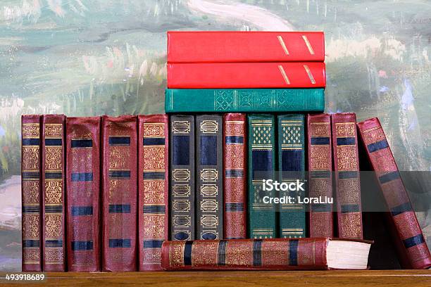 Foto de Ricamente Decorados Volumes De Livros Com Um Gold Dizeres e mais fotos de stock de Antigo