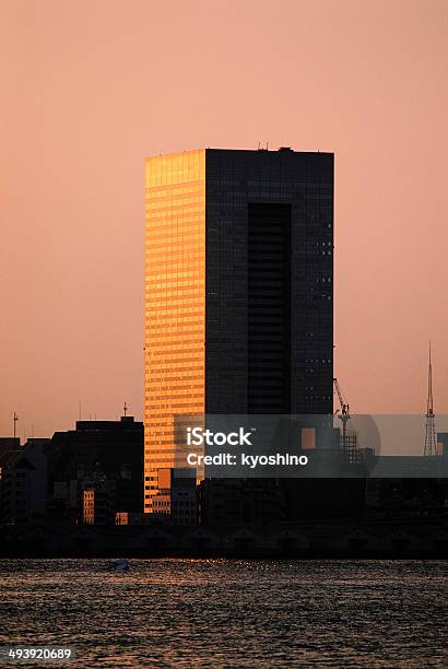 摩天楼の夕暮れ - 影のストックフォトや画像を多数ご用意 - 影, 東京, オフィスビル