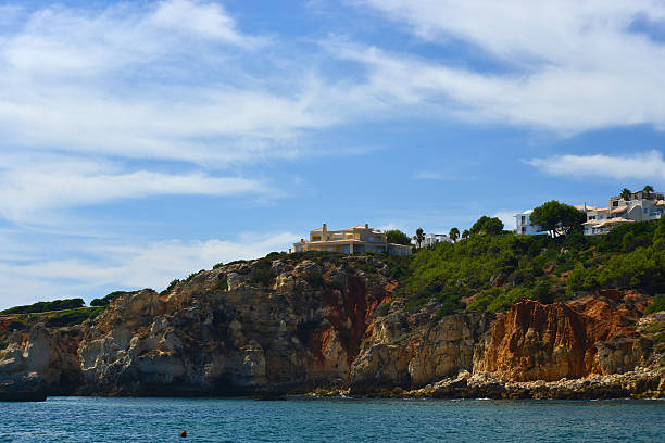 istock Several houses on top of a beautiful cliff 493930122