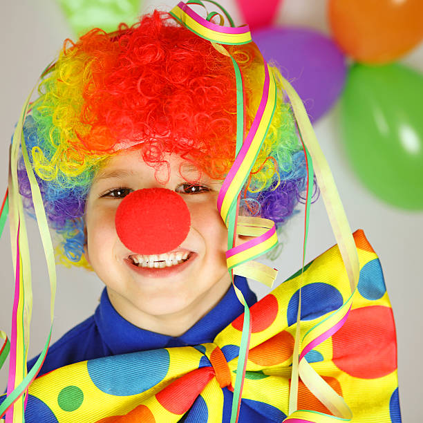 kolorowe klaun śmieszne z olbrzymimi krawat, peruka i czerwony nos - costume expressing positivity cheerful close up zdjęcia i obrazy z banku zdjęć