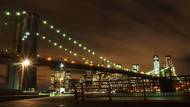 brooklyn bridge światła - new york stock exchange long exposure manhattan new york city zdjęcia i obrazy z banku zdjęć