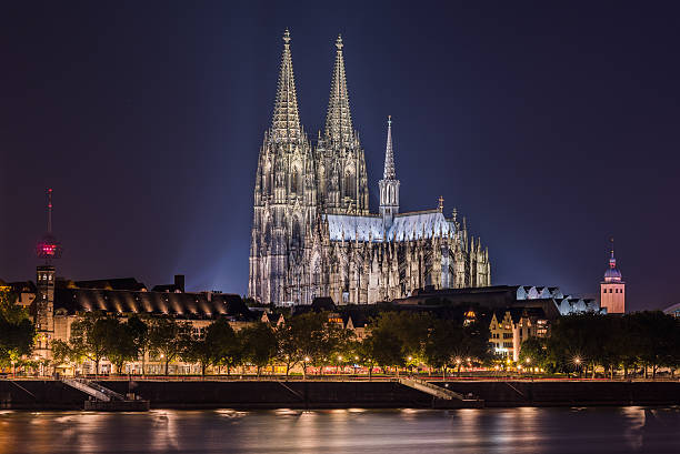 a catedral de colônia vista à noite - church gothic style cathedral dark - fotografias e filmes do acervo