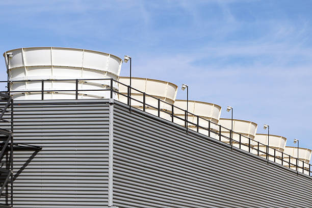 planta de energía - torre de refrigeración fotografías e imágenes de stock