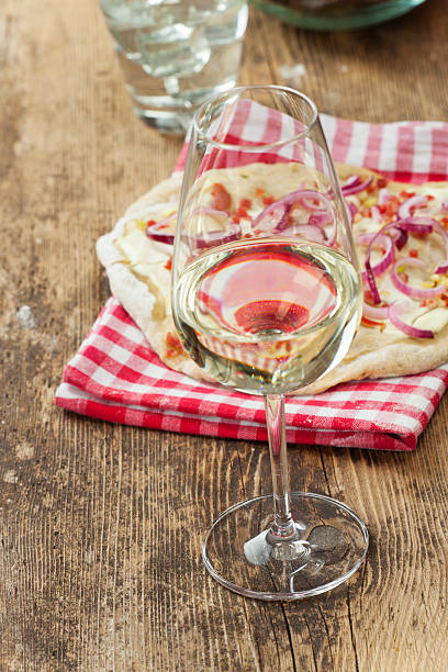 vino blanco y flammkuechen - gewurztraminer fotografías e imágenes de stock