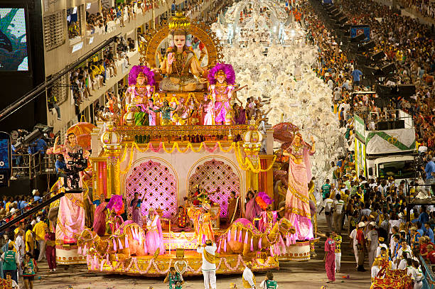 une présentation dans une école de samba pour le carnaval de rio de janeiro - sambadrome photos et images de collection