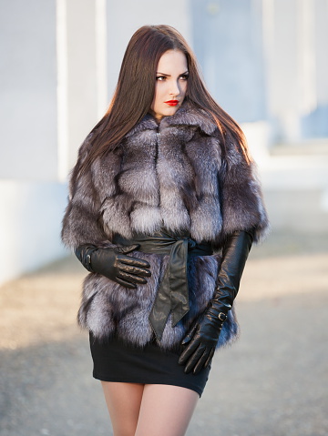 øjenvipper symbol Rejsebureau Woman Fur Coat And Black Leather Gloves Stock Photo - Download Image Now -  2015, Adult, Arts Culture and Entertainment - iStock