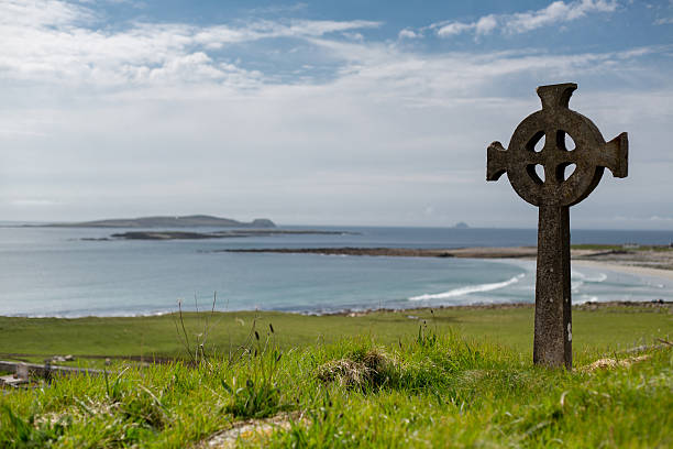 ケルトクロス - grave cemetery celtic culture tombstone ストックフォトと画像