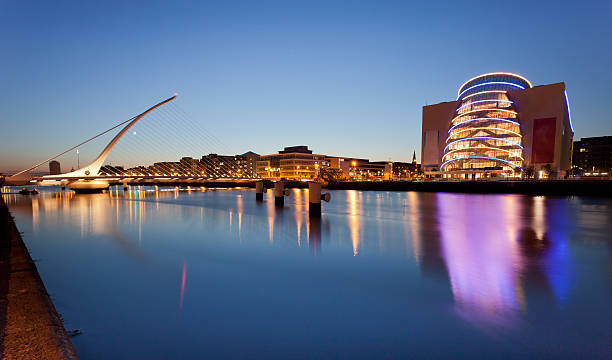 samuel beckett ponte a dublino - dublin ireland samuel beckett bridge bridge night foto e immagini stock