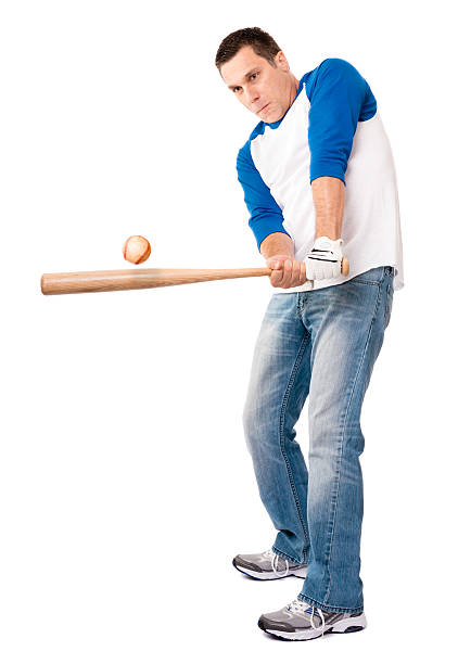 homme se balancer batte de baseball isolé sur fond blanc - batting gloves photos et images de collection