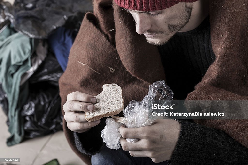 Pobres hombre comer un sándwich - Foto de stock de Calle libre de derechos