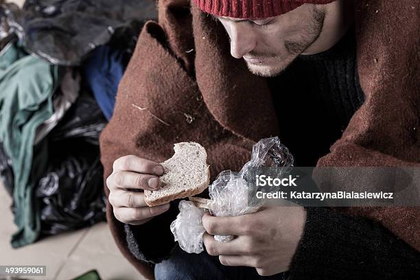 Pobres Hombre Comer Un Sándwich Foto de stock y más banco de imágenes de Calle - Calle, Comer, Mendigo