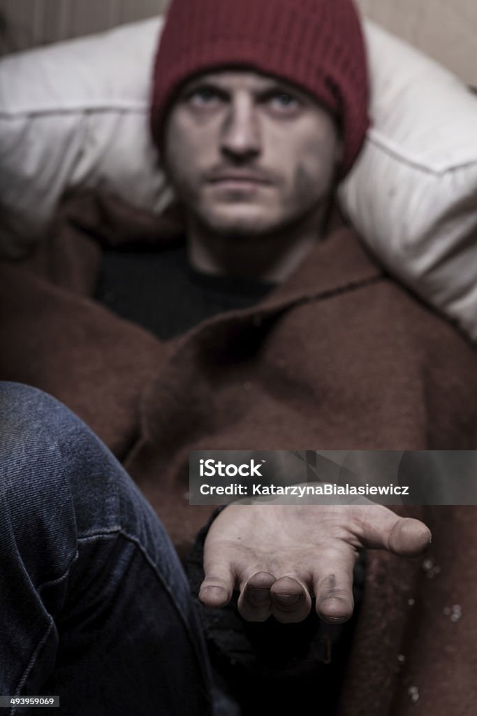 Hombre mendicidad de dinero - Foto de stock de Abandonado libre de derechos