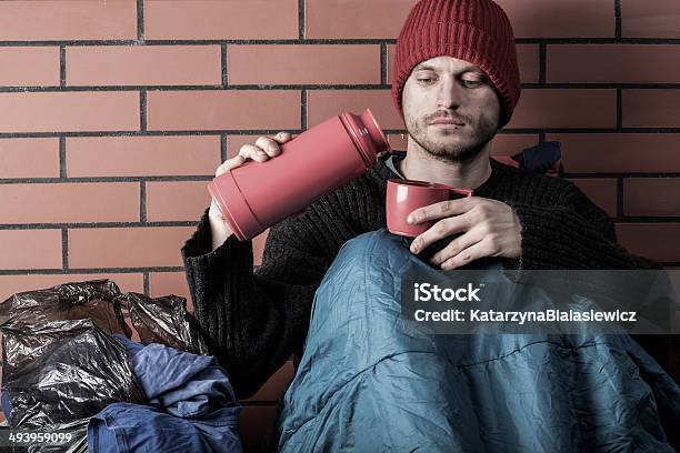 Pozbawionych Pije Gorącą Herbatę - zdjęcia stockowe i więcej obrazów Alkoholizm - Alkoholizm, Bezdomność, Bezrobocie