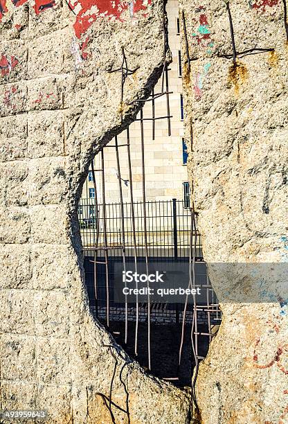 Loch In Der Mauer Stockfoto und mehr Bilder von Berlin - Berlin, Mauer, Wand