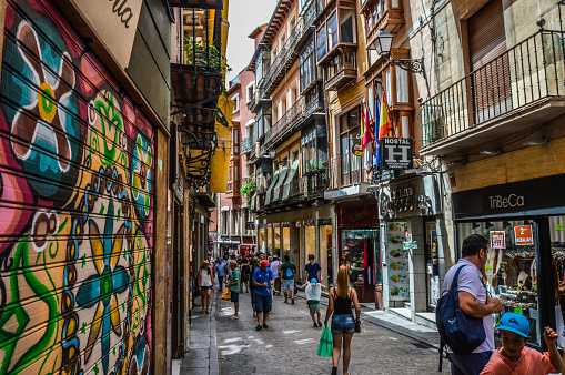 Photo libre de droit de Medieval Rue De Tolède Espagne Avec Les Gens Et