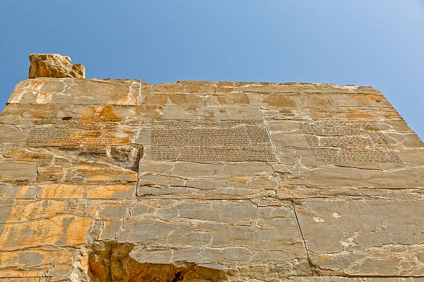 inscrição no lamassu estátuas em persépolis - gateway of xerxes - fotografias e filmes do acervo