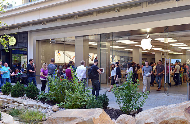 i clienti al di fuori della linea di apple store - steve jobs foto e immagini stock