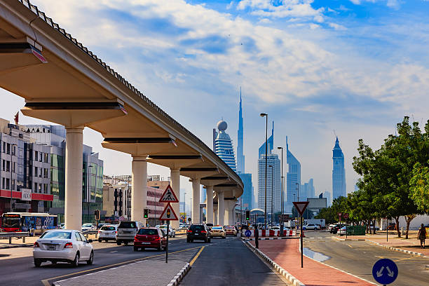 dubai uae-고가 난징스루 노래를 스카이라인 배경기술 - water architecture train united arab emirates 뉴스 사진 이미지