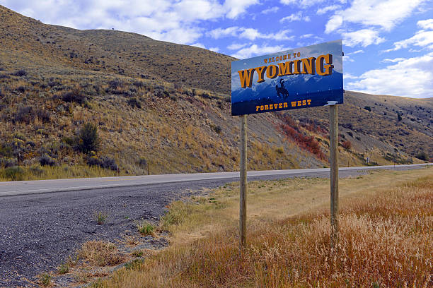 panneau de bienvenue de l'état du wyoming, sur l'autoroute - wyoming photos et images de collection