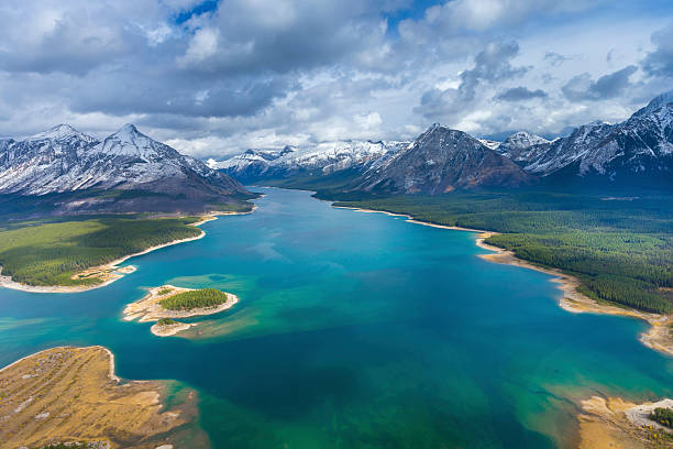 뿌리다 레이크스 저수지 공중 뷰, 끼우개 assiniboine 도립공원, 캐나다 - bow lake 뉴스 사진 이미지