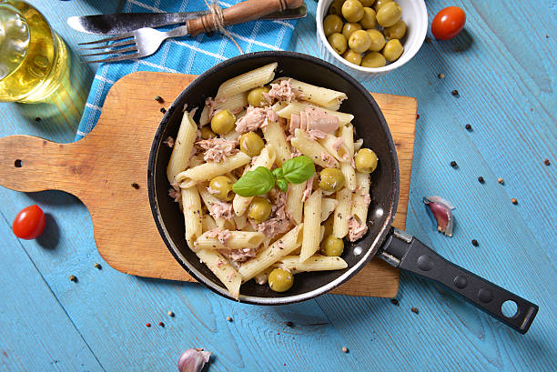 pâtes au thon et olives vertes - tuna chunks photos et images de collection