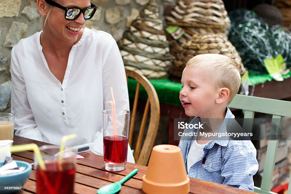 구슬눈꼬리 및 자녀를 café - 로열티 프리 2명 스톡 사진